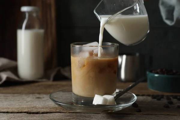 Milch Glas Mit Eiswürfeln Und Kaffee Holztisch Gießen Nahaufnahme — Stockfoto