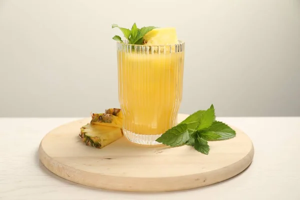 Bicchiere Gustoso Cocktail Ananas Menta Frutta Fette Sul Tavolo Bianco — Foto Stock