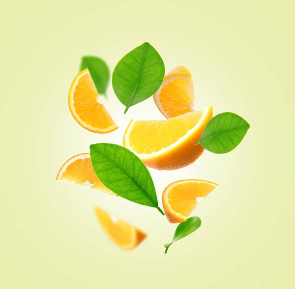 Saftiga Apelsinskivor Och Gröna Blad Flyger Grädde Bakgrund — Stockfoto