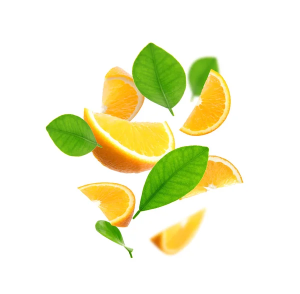 Соковиті Апельсинові Скибочки Зелене Листя Летять Білому Тлі — стокове фото