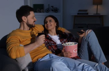 Mutlu çift akşamları televizyon başında vakit geçiriyor.