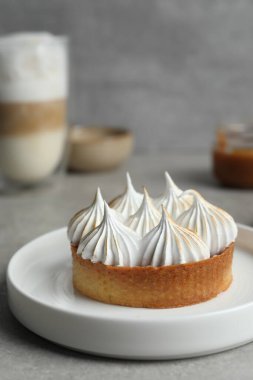 Gri masada kremalı tart, yakın plan ve metin için boşluk. Tatlı nefis.