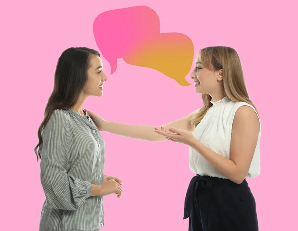 Молоді Жінки Розмовляють Рожевому Тлі Діалогова Ілюстрація Бульбашками Мовлення — стокове фото
