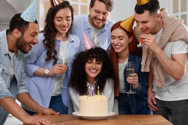 Amigos Felizes Com Bolo Saboroso Celebrando Aniversário Dentro Casa — Fotografia de Stock
