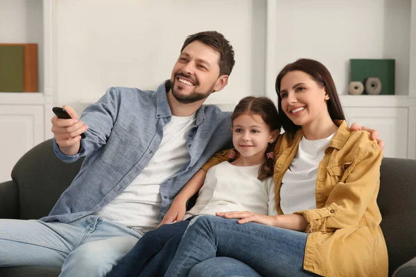 Šťastná Rodina Doma Sleduje Film Otec Měnící Televizní Kanály Dálkovým — Stock fotografie