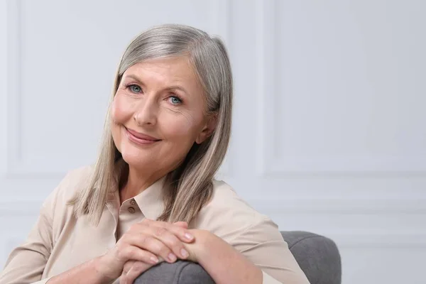 Porträtt Vacker Äldre Kvinna Inomhus Plats För Text — Stockfoto