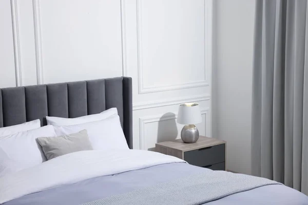 Yatak Odasında Lamba Olan Yatağın Yanında Rahat Bir Yatak — Stok fotoğraf