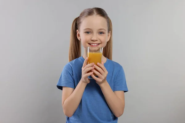 Söt Liten Flicka Med Glas Färsk Juice Ljusgrå Bakgrund — Stockfoto