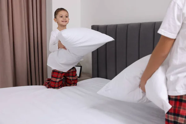 Bror Och Syster Byter Sängkläder Tillsammans Sovrummet — Stockfoto