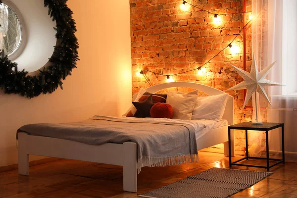 スタイリッシュなクリスマスの装飾が施された居心地の良いベッドルーム インテリアデザイン — ストック写真