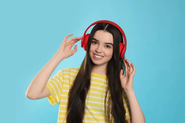 Teenage Κορίτσι Ακούγοντας Μουσική Ακουστικά Γαλάζιο Φόντο — Φωτογραφία Αρχείου