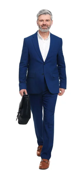 白い背景を歩くブリーフケース付き成熟したビジネスマン — ストック写真