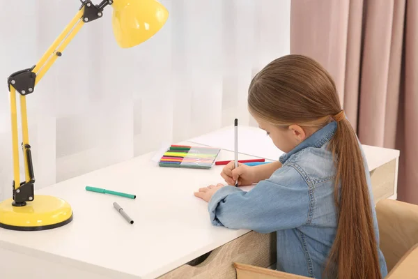 Cute Little Girl Drawing Markers Desk Room Home Workplace — Stock Photo, Image