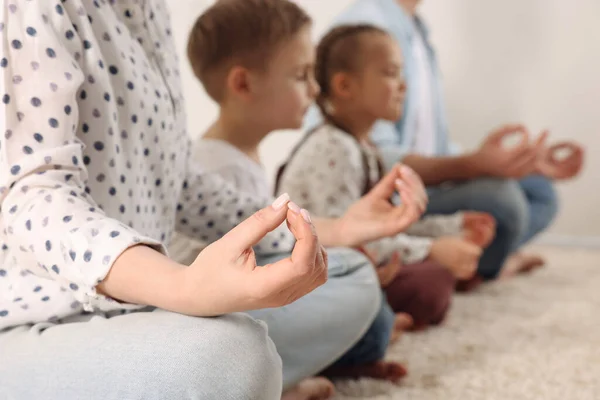 Familie Meditând Împreună Interior Aproape Armonie Zen — Fotografie, imagine de stoc