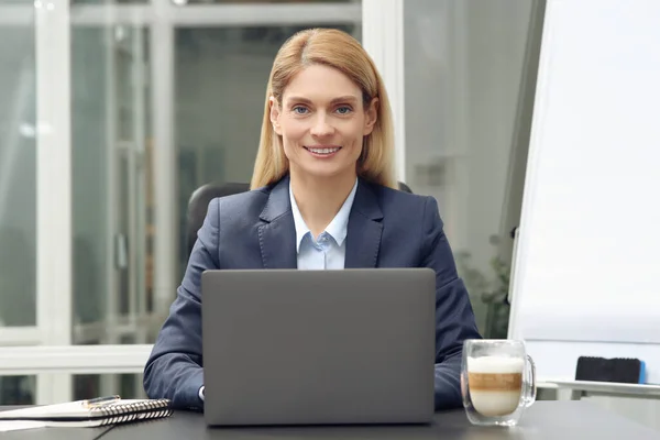 Wanita Yang Bekerja Pada Laptop Meja Hitam Kantor — Stok Foto