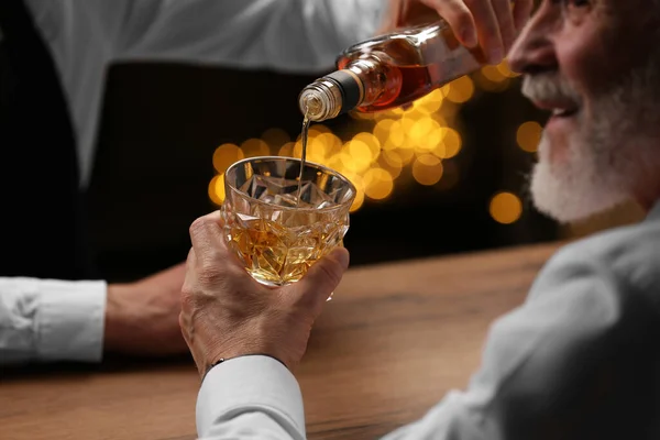 Cantinero Vertiendo Whisky Vidrio Para Cliente Mostrador Bar Primer Plano — Foto de Stock