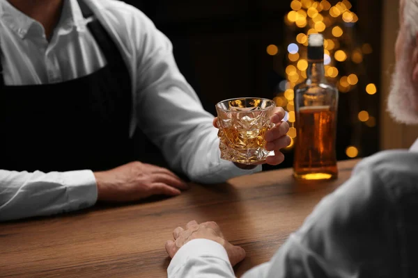 Barkeeper Gibt Dem Kunden Ein Glas Whiskey Der Theke Nahaufnahme — Stockfoto