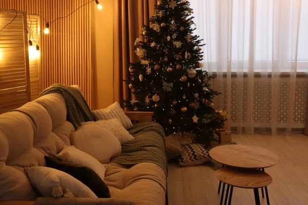 Comfortabel Meubilair Kerstboom Stijlvolle Kamer — Stockfoto