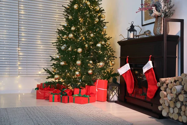 Krásně Zabalené Dárkové Krabice Pod Vánoční Stromeček Obývacím Pokoji — Stock fotografie