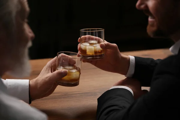 Άνδρες Ποτήρια Ουίσκι Που Μιλάνε Στο Ξύλινο Τραπέζι Στο Μπαρ — Φωτογραφία Αρχείου