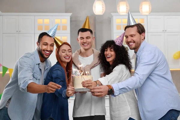 Happy Friends Tasty Cake Sparklers Celebrating Birthday Kitchen — Stock Photo, Image
