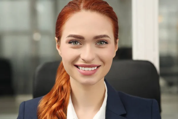 Mujer Feliz Teniendo Videollamada Oficina Vista Desde Cámara Web — Foto de Stock