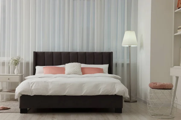 快適なベッドルーム ナイトスタンド ランプ付きのスタイリッシュなベッドルームのインテリア — ストック写真