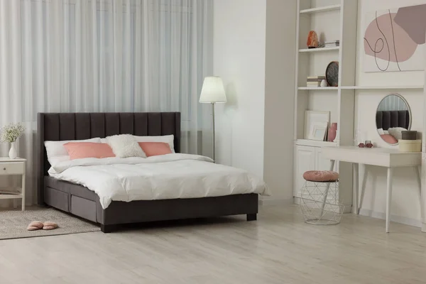 Stilvolles Schlafzimmer Interieur Mit Bequemem Bett Nachttisch Und Lampe — Stockfoto