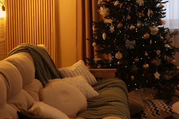 部屋のクリスマスツリーの近くの快適なソファ — ストック写真
