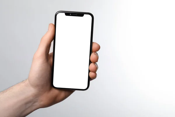 Mann Hält Smartphone Mit Leerem Bildschirm Auf Weißem Hintergrund Mockup — Stockfoto
