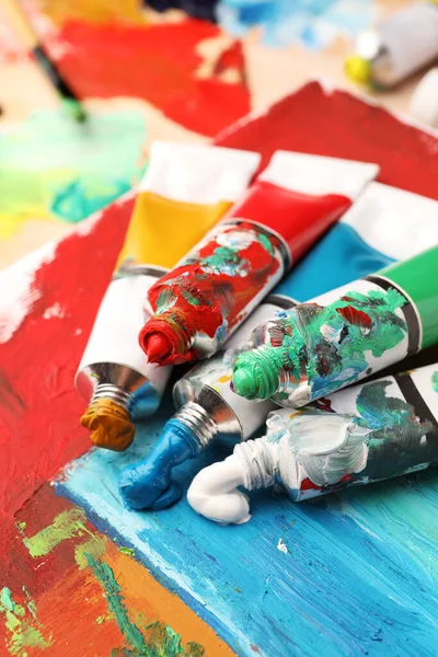 Tubos Pinturas Óleo Colores Sobre Lienzo Con Pintura Abstracta Primer —  Fotos de Stock