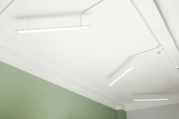 Белый Потолок Современным Освещением Комнате Вид Низким Углом — стоковое фото