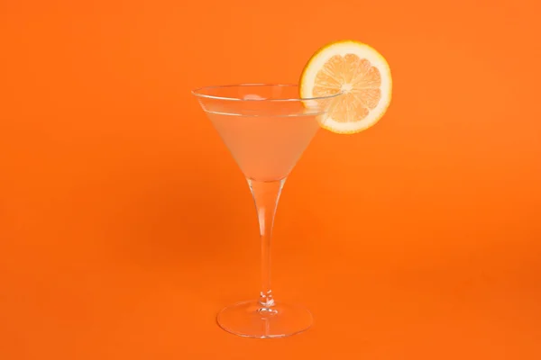 Martini Copa Refrescante Cóctel Con Rodaja Limón Sobre Fondo Naranja —  Fotos de Stock