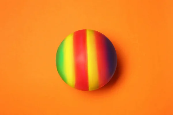 Новый Яркий Детский Мяч Оранжевом Фоне Вид Сверху — стоковое фото