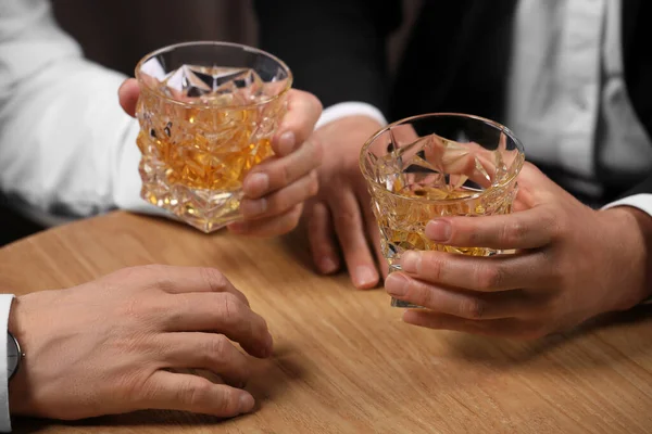 Männer Mit Whiskey Gläsern Holztisch Drinnen Nahaufnahme — Stockfoto