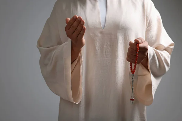 Muslim Wanita Dengan Misbaha Berdoa Latar Belakang Abu Abu Terang — Stok Foto