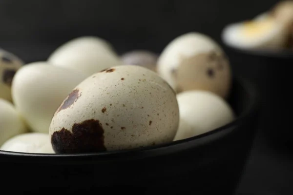Huevos Codorniz Sin Pelar Pelados Tazón Sobre Una Mesa Negra — Foto de Stock