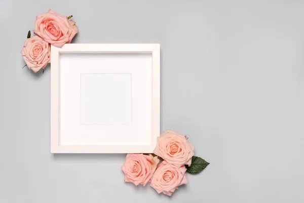 Leerer Fotorahmen Und Schöne Rosenblüten Auf Hellgrauem Hintergrund Flache Lage — Stockfoto