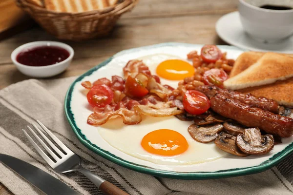 Παραδοσιακό Αγγλικό Πρωινό Σερβίρεται Στο Τραπέζι Closeup — Φωτογραφία Αρχείου
