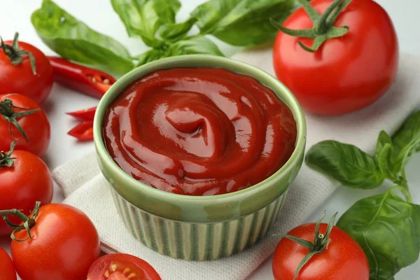 Bol Ketchup Savoureux Ingrédients Sur Table Blanche Gros Plan — Photo