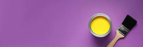 Lata Con Pintura Amarilla Pincel Sobre Fondo Púrpura Plano Diseño — Foto de Stock