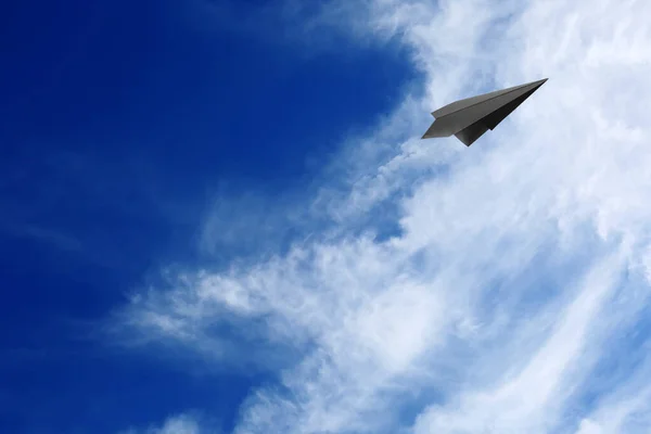 Λευκά Σύννεφα Και Χάρτινο Αεροπλάνο Που Πετά Στον Γαλάζιο Ουρανό — Φωτογραφία Αρχείου
