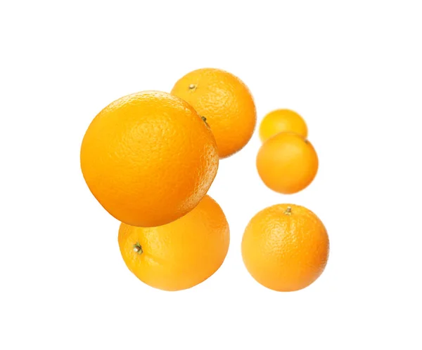 Свіжі Стиглі Апельсини Летять Білому Тлі — стокове фото