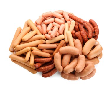 Birçok taze çiğ sosis beyaz, üst manzara izole. Et ürünü