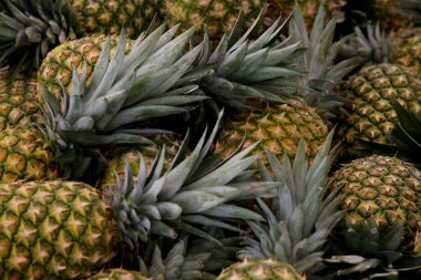 Arkaplan olarak lezzetli olgun ananas yığını. Egzotik meyve