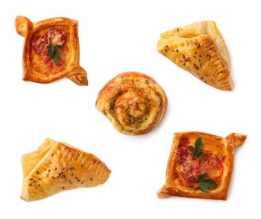 Farklı puf börekleriyle kolaj beyaz, üst görünümde izole