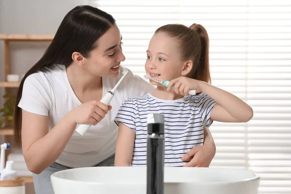 母と娘は一緒にバスルームで歯を磨く — ストック写真