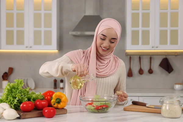 Müslüman Kadın Mutfaktaki Beyaz Masada Sebzelerle Lezzetli Salata Yapıyor — Stok fotoğraf