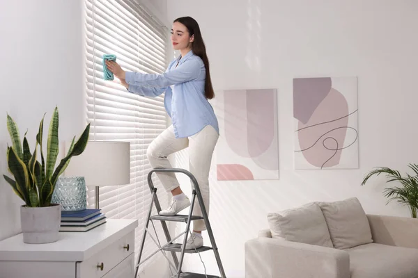 Woman Metal Ladder Wiping Blinds Home — Stockfoto