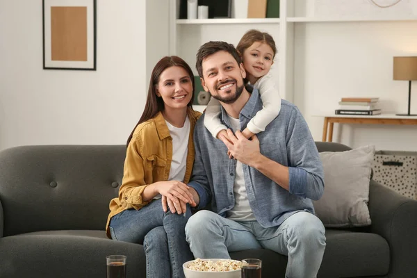 幸せな家族は自宅でテレビで映画を見て — ストック写真